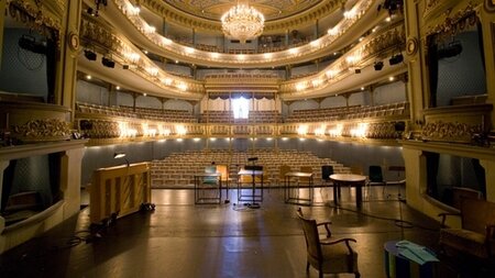 Blick von der Bühne in den Zuschauerraum des historischen Landestheaters Coburg