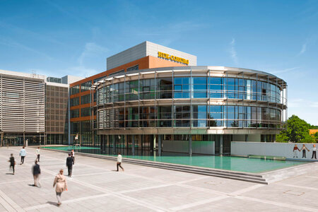 Vorplatz und Gebäude HUK-COBURG auf der Bertelsdorfer Höhe