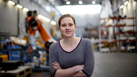 Mitarbeiterin der Firma Lasco steht in einer Werkshalle