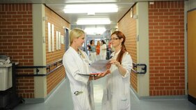 Junge Ärztinnen des Regiomed Klinikums besprechen sich in einem Flur