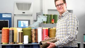 Fachkraft der Firma Dietze und Schell bedient eine Produktionsanlage