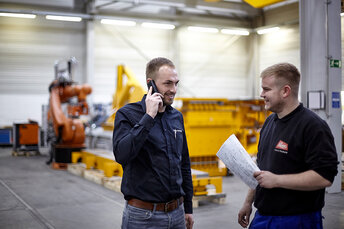 Zwei Mitarbeiter der Firma Lasco stehen in einer Werkshalle