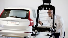 Ingenieur der Firma Brose prüft ein Fahrzeugsitzmodul