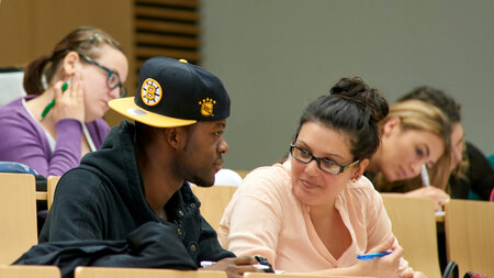 Studierende in einem Hörsaal der Hochschule Coburg