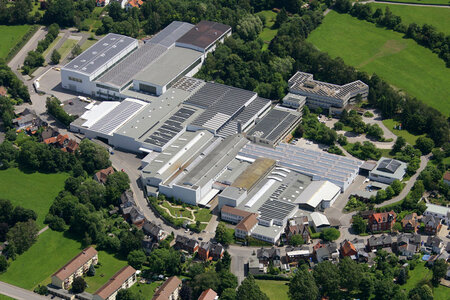 Gebäude der Firma Waldrich im Grünen als Luftbild von oben