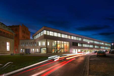 Gebäude Hochschule Coburg bei Nacht beleuchtet