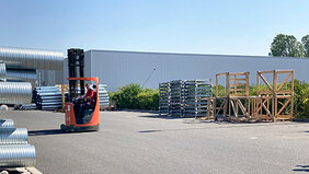 Roter Gabelstapler vor Gebäude der Firma Max Carl