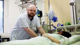 Krankenpfleger im Regiomed Klinikum Coburg versorgt einen Patienten