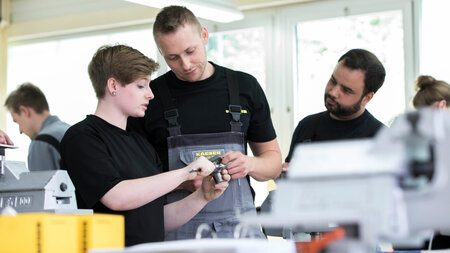Auszubildende der Firma Kaeser Coburg in der Lehrwerkstatt