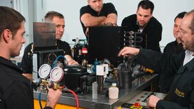 Mitarbeitende der Firma Kaeser arbeiten an technischen Bauteilen