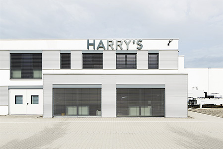 Gebäude der Firma Harrys mit Schriftzug