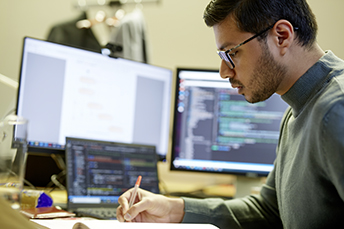 Mitarbeiter der Firma Alten arbeitet am Computer