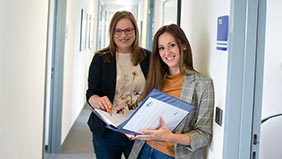 Zwei Mitarbeiterinnen der Firma Amo Debus betrachten Unterlagen