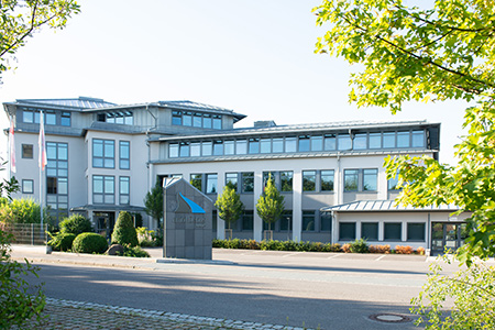 Gebäude der Firma Amo Debus im Sonnenschein