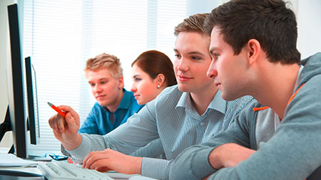 Gruppe von Schülern vor einem Computerbildschirm