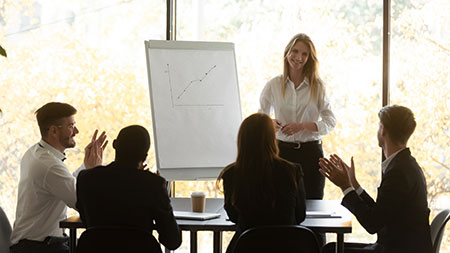 Seminarszene mit Teilnehmenden und Referentin