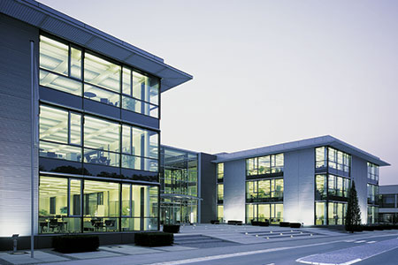 Erleuchtete Gebäude der Firma Brose am Abend