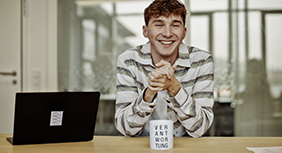 Junger Mann am Schreibtisch