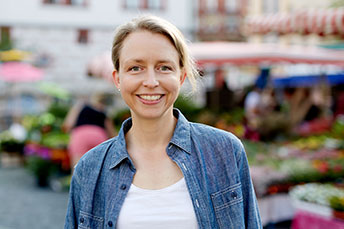 Mitarbeiterin der Firma Harrys steht auf dem Coburger Marktplatz