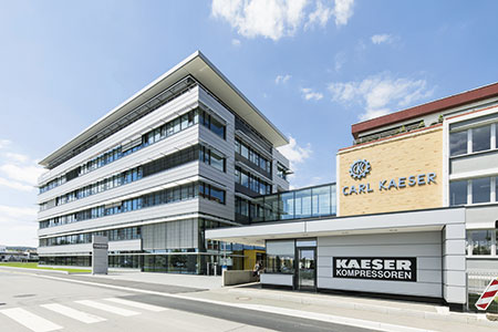 Gebäude der Firma Kaeser mit Firmenschriftzug