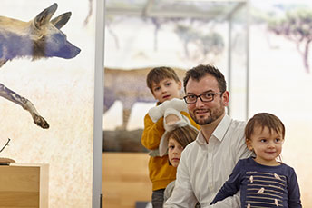 Familienvater mit drei Kinder besucht das Naturkundemuseum Coburg