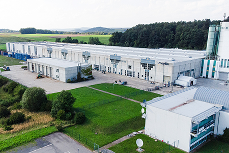 Luftbild mit den Gebäuden der Firma Martin im Grünen