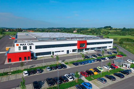 Luftbild der Gebäude der Firma Max Carl vor blauem Himmel