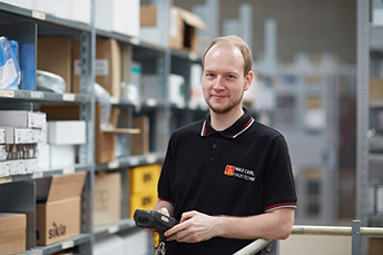 Mitarbeiter der Firma Max Carl in Arbeitskleidung im Lager