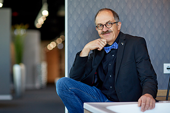 Mitarbeiter der Firma Max Carl im Ausstellungsraum