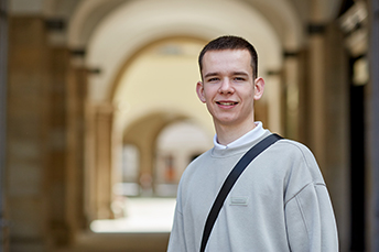 Junger Mitarbeiter der Firma Max Carl vor Gebäude