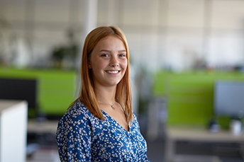 Lächelnde Mitarbeiterin der Firma Max Carl