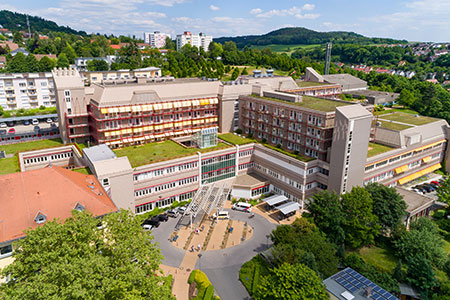 Gebäude des Krankenhauses Coburg als Luftbild von oben gesehen