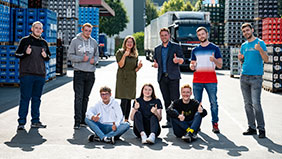 Azubis der Firma Sagasser machen die Thumbs-up Geste