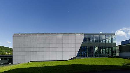 Außenansicht eines modernen Firmenbebäudes